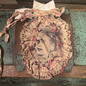 Cream Frida Pensando En Ti Jabot magnolia pearl